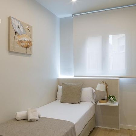 Apartamentos Turisticos Madanis L'Hospitalet de Llobregat Bagian luar foto